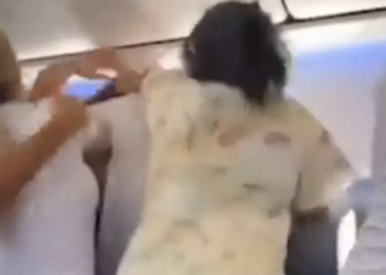 Šamarale se i vukle za kosu: Vriska u avionu, tuča 15 žena (VIDEO)