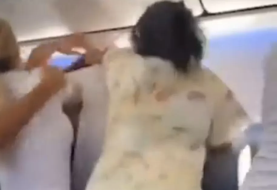 Šamarale se i vukle za kosu: Vriska u avionu, tuča 15 žena (VIDEO)