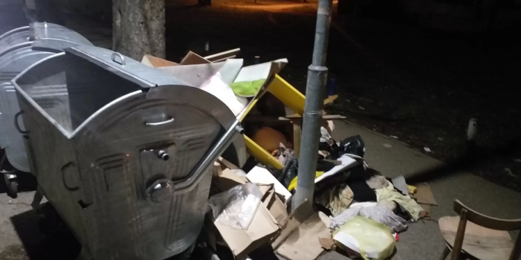 Deponija u začetku: Kabast otpad na trotoaru u Boriku