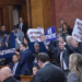 Incident  i koškanje u Skupštini, opozicija prekinula Vučićevo obraćanje (VIDEO)