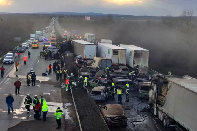 Povrijeđeno 36 osoba: Lančani sudar u Mađarskoj, zapalilo se 19 vozila (VIDEO)