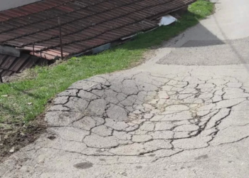 Ulica na Laušu u katastrofalnom stanju: Djeca u školu moraju ići sredinom ulice