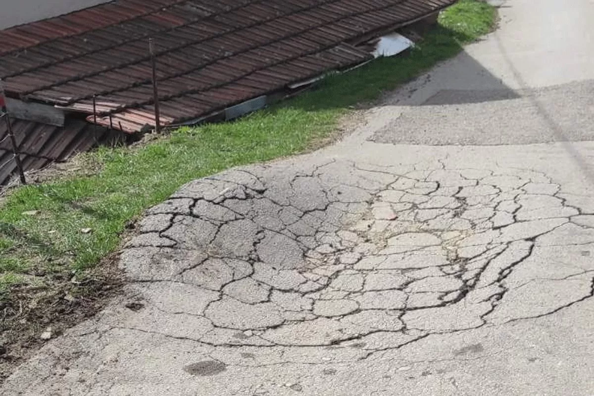 Ulica na Laušu u katastrofalnom stanju: Djeca u školu moraju ići sredinom ulice
