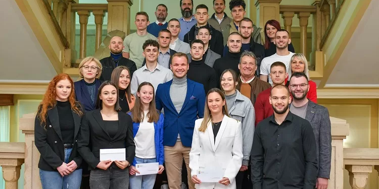 Više nego prošle godine: Gradonačelnik uručio 23 stipendije za najuspješnije sportiste (FOTO)