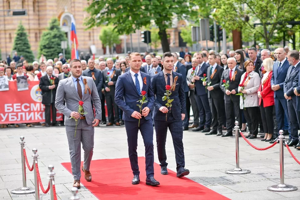 Banja Luka obilježava 9. maj: Održan marš “Besmrtnog puka” i položeni vijenci na Spomenik palim borcima NOR-a, prisustvovao gradonačelnik
