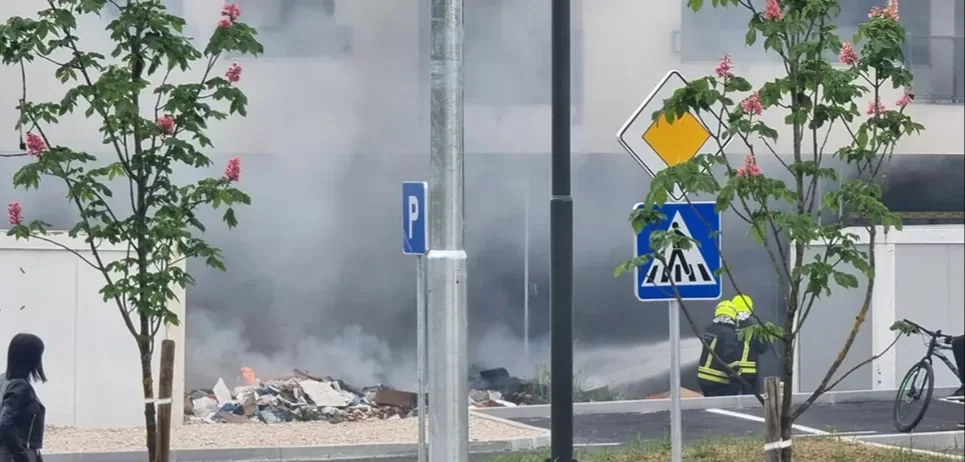 Banjaluka: Gorio otpad ispod stambene zgrade