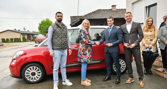 Vrijedna donacija kompanije m:tel: Doniran automobil za ambulantu porodične medicine u Piskavici, prisustvovao gradonačelnik