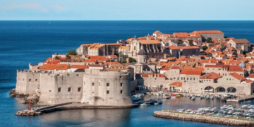 Odluka gradonačelnika Dubrovnika: Kofere nositi u ruci, točkići stvaraju buku