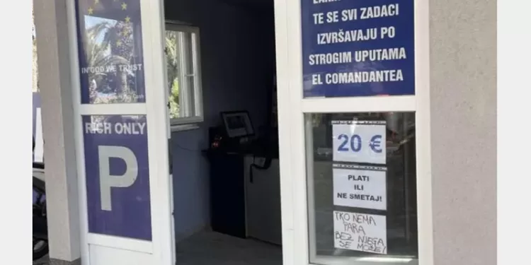 „Parking samo za bogate“: Natpis u Tučepima ostavio turiste u nevjerici