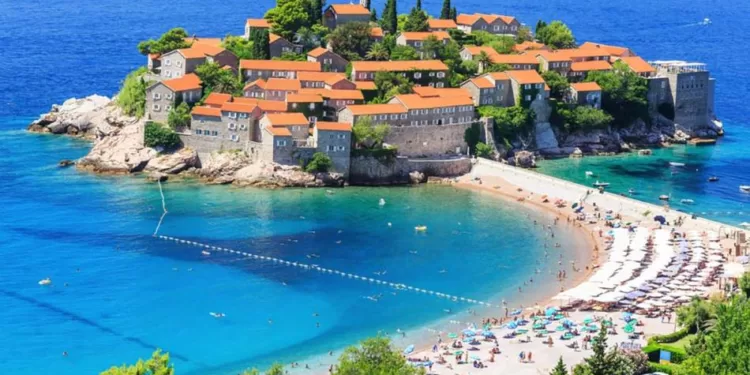 Paprena cijena ulaznice za Sveti Stefan: Konačno otvoren za turiste, ide se u grupama