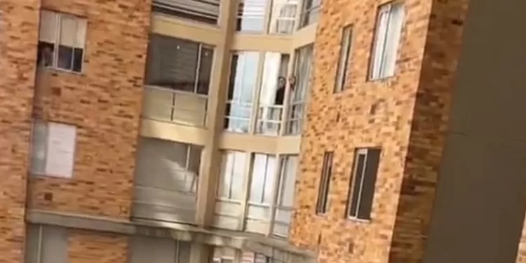 Bijes prevarene žene: Kroz prozor letjeli televizor, računar, garderoba… (VIDEO)