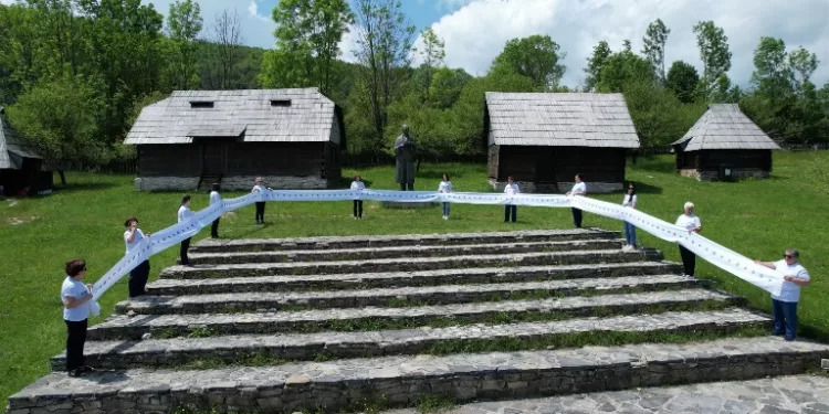 Izrađen peškir sa motivima zmijanjskog veza dug 31 metar, promocija na “Kočićevom zboru”