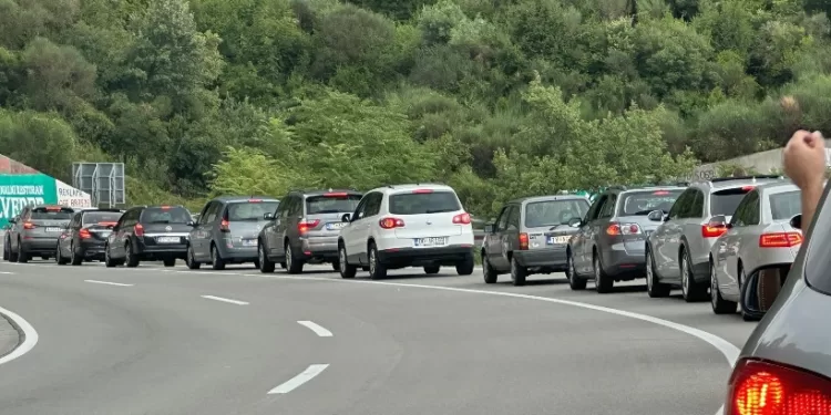 Kilometarske kolone na ulazu u Budvu