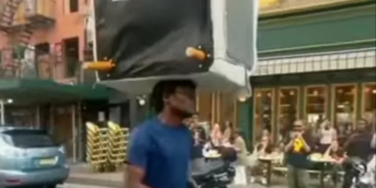 Vozi bicikl i balansira kauč na glavi (VIDEO)