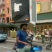 Vozi bicikl i balansira kauč na glavi (VIDEO)