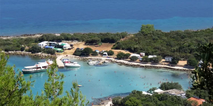 U kampu na Hvaru naplaćuju i kupanje u moru, dva evra po osobi
