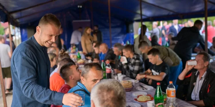 Gradonačelnik sa mještanima Donjih Kola: Ovo je najveći investicioni ciklus u ovom dijelu našeg grada