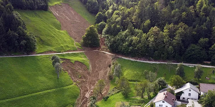 Aktivirano više od 200 klizišta nakon poplava u Sloveniji