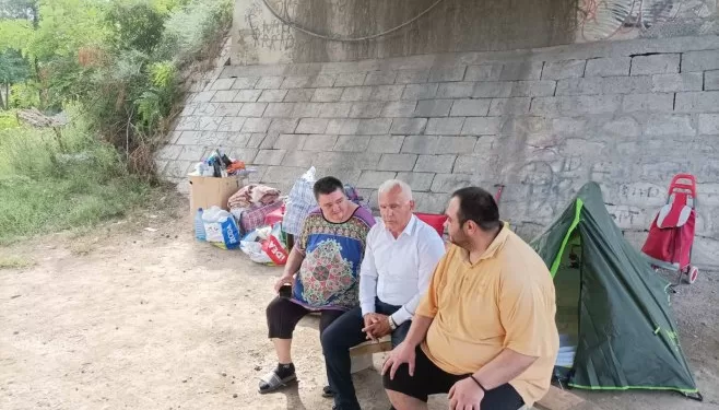 Porodica Zorić više od mjesec dana živi ispod mosta: Humani ljudi priskaču u pomoć