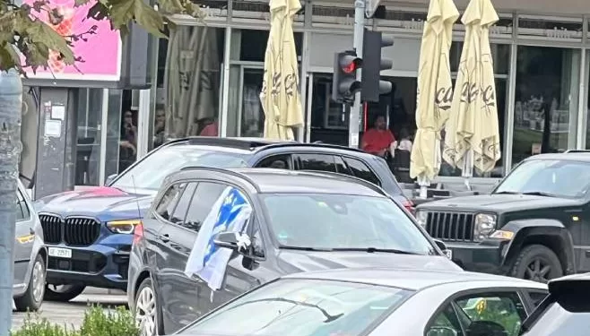 Doboj: Na automobilu zastava tzv. Armije BiH (FOTO)