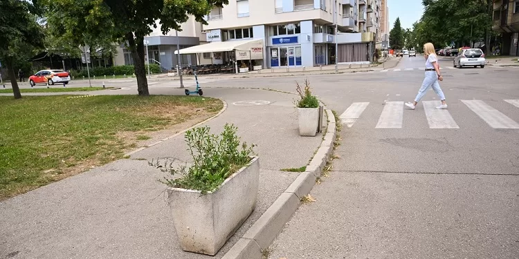 Pomjerili betonske kugle i lomili stubiće da bi mogli parkirati  na trotoaru
