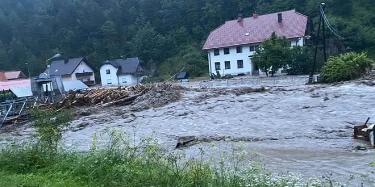 Slovenija: Obilne kiše, poplave, zatvoreni putevi…
