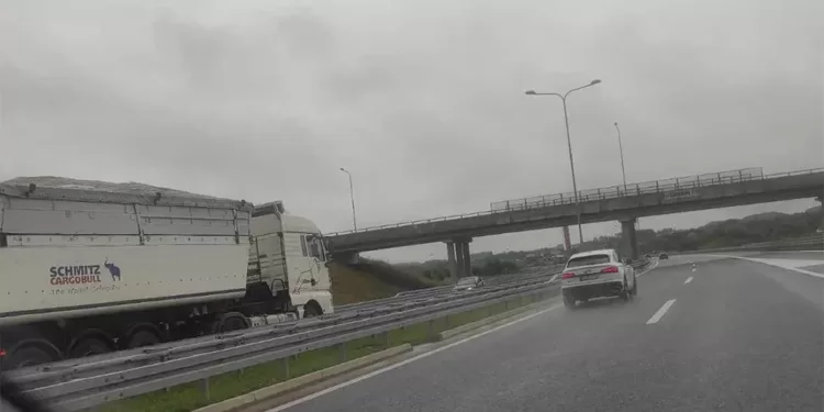 Kamion u pogrešnoj traci na autoputu “9. januar”