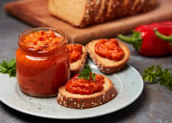 “Lažni” ajvar: Napravite omiljeni namaz za 30 minuta