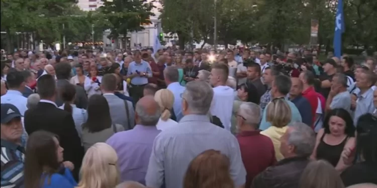 Okupljanje ispred Narodne skupštine Republike Srpske (VIDEO)