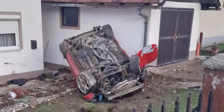 Saobraćajna nesreća kod Tuzle: Automobil sletio u dvorište, jedna osoba povrijeđena
