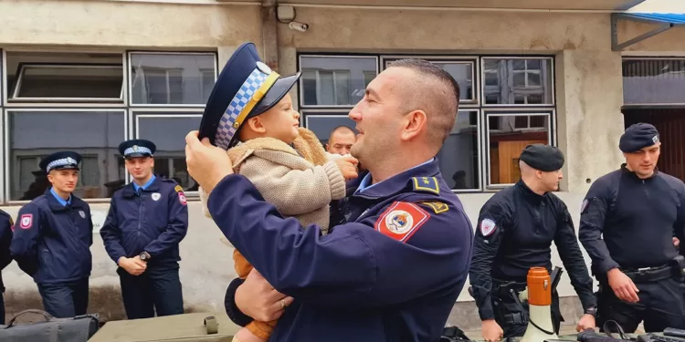 Prijedorska policija se družila s mališanima