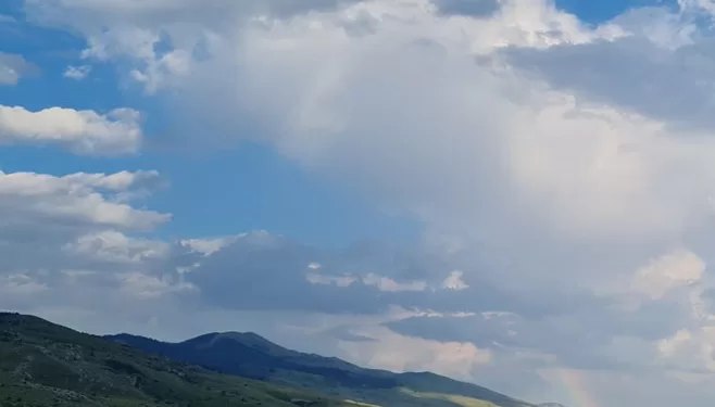 U petak oblačno sa kišom, pljuskovima i grmljavinom