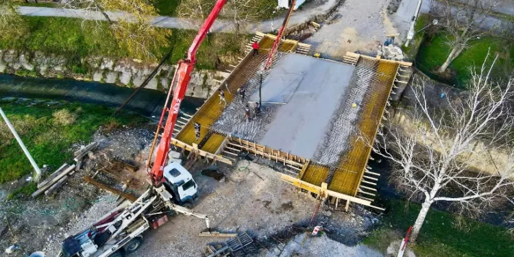 U toku izlijevanje betonske ploče: Slijede završni radovi na izgradnji mosta preko rijeke Široke u Dervišima