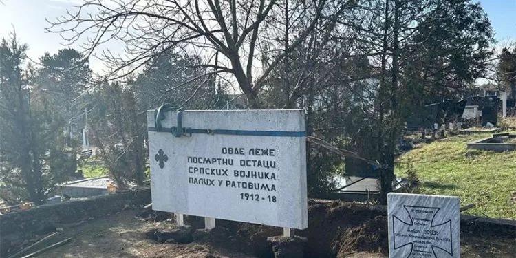 Vraćena spomen ploča srpskim vojnicima na groblju u Prištini