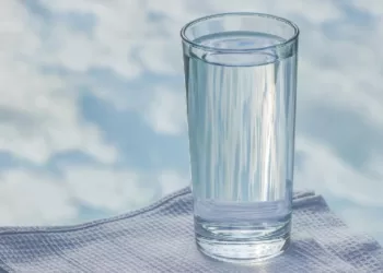Koliko je štetno piti vodu koja je stajala tokom noći
