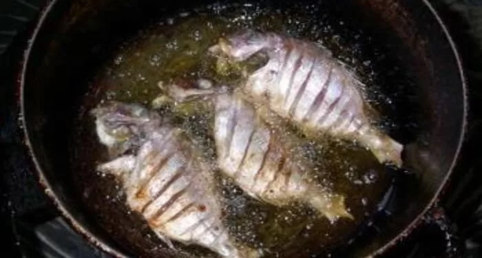 Trik kako da vam ulje ne prska po šporetu dok pržite ribu