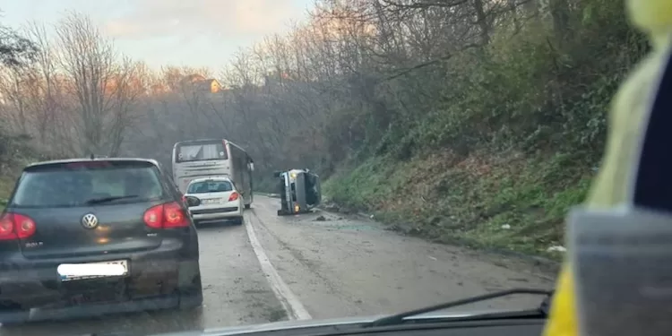 Prevrnuo se automobil na putu Prnjavor – Tutnjevac, jedna osoba povrijeđena