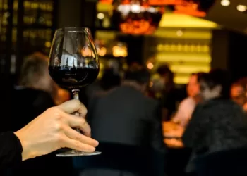 Zašto crveno vino izaziva glavobolju i kako je spriječiti