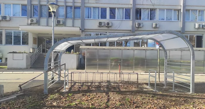 Postavljeni novi parkinzi za bicikle sa nadstrešnicom
