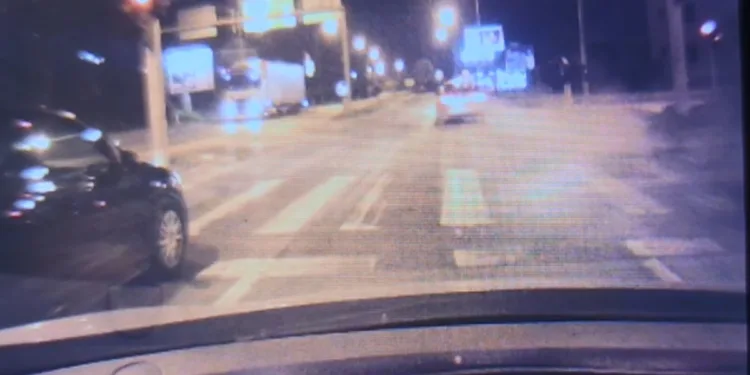 Opasna vožnja u Banjaluci: Punom brzinom projurio kroz crveno svjetlo (VIDEO)