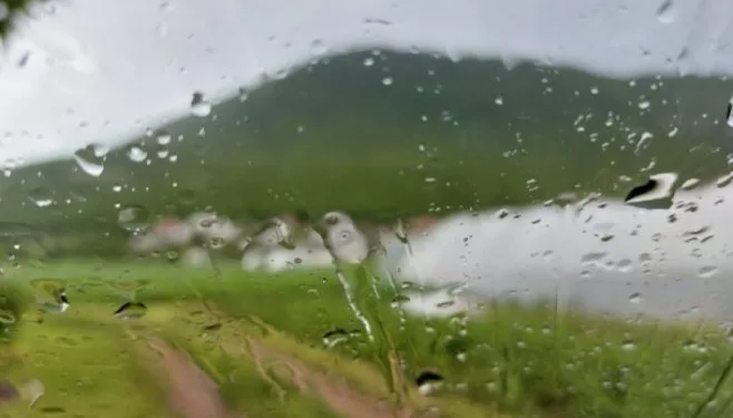 U petak oblačno sa kišom, ponegdje jak jugo uz olujne udare