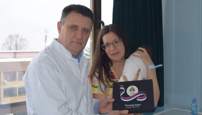 Uručeni zlatnici za bebe rođene u UKC-u koje je darovao predsjednik Srpske