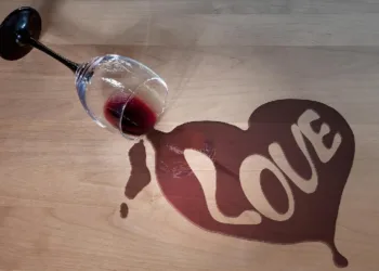 Prosuli ste vino po tepihu? Evo čime ćete ga najlakše očistiti