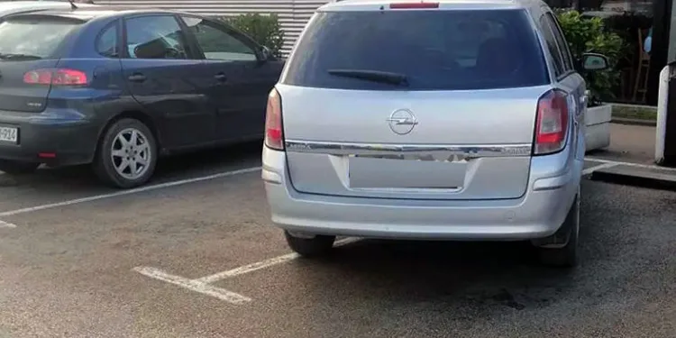 Autom zauzeo ili zauzela dva parking mjesta, fotografija iz Banjaluke
