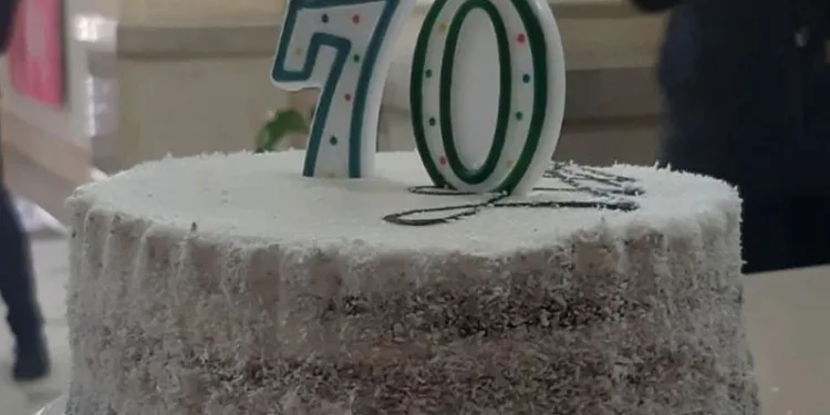 Mladi PDP-a uručili poklon Ljubi Ninkoviću: Torta sa brojem 70