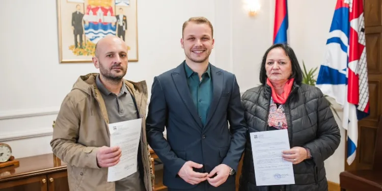 Dodijeljena bespovratna sredstava, gradonačelnik poručio da će biti riješeno pitanje stambenog zbrinjavanja za sve porodice poginulih boraca