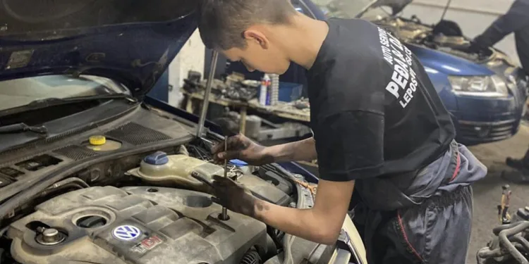 Vukašin (13) je najmlađi automehaničar u Srbiji: Uči i zarađuje