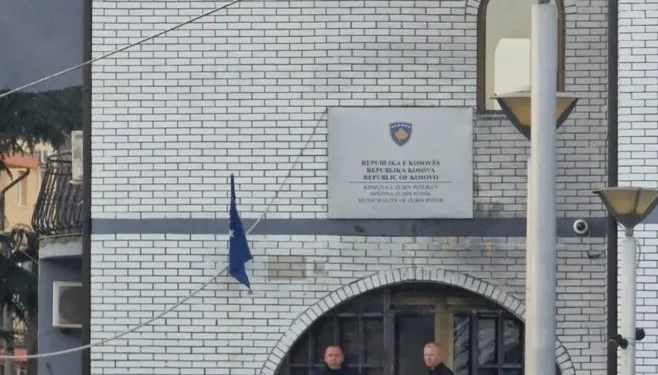 Tabla “Republika Kosovo” postavljena na zgradi opštine Zubin Potok