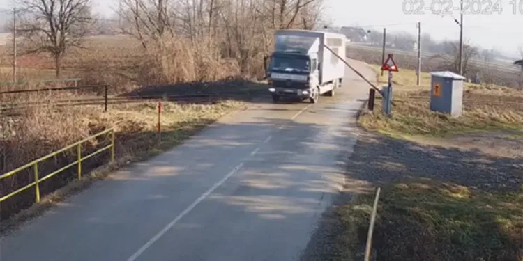 Nema kraja bahatosti: Polubranik se spušta, vozač kamiona prolazi
