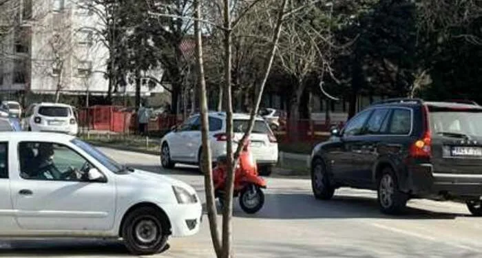 Parkirao motor nasred ulice u Banjaluci